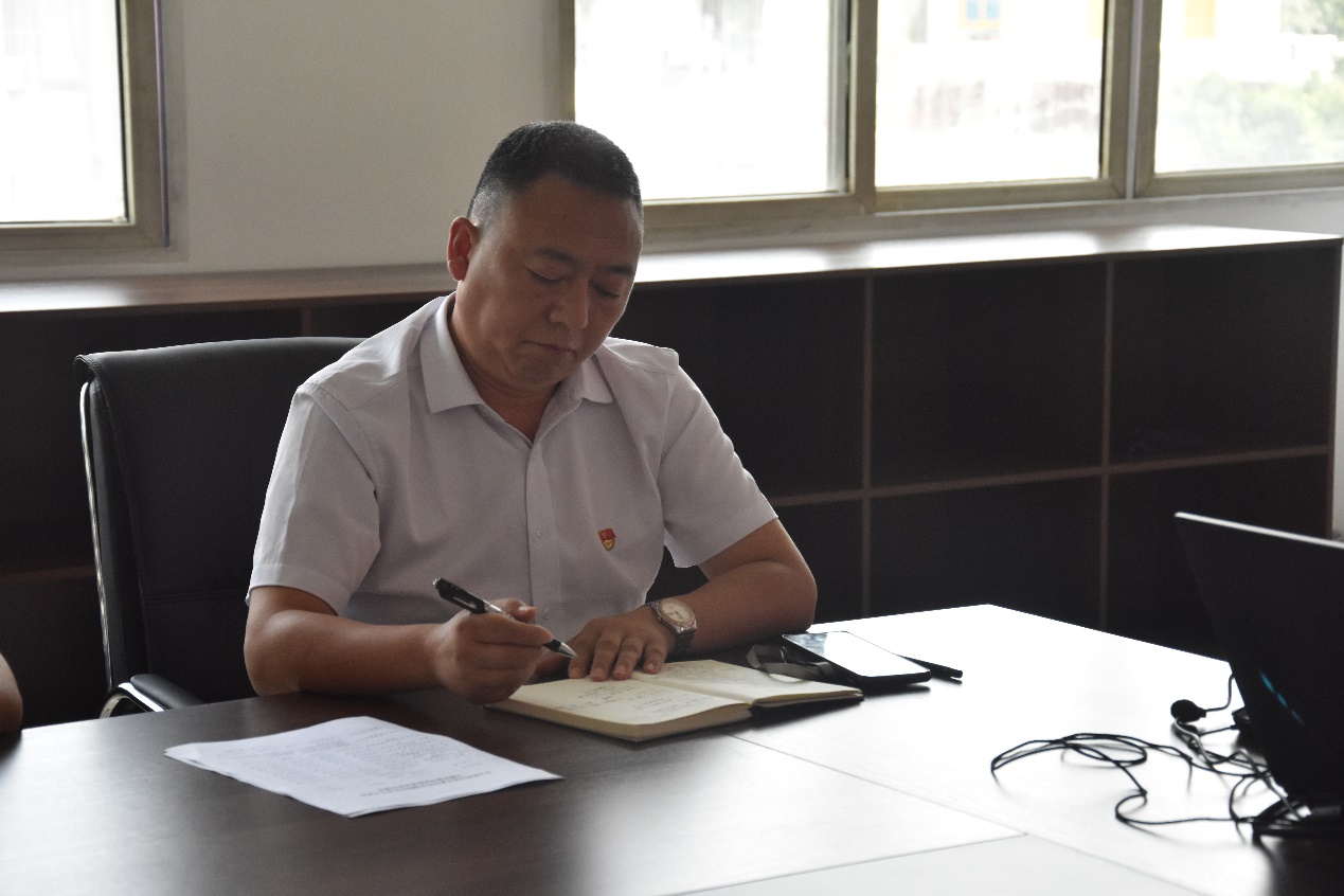 男人坐在桌子前

中度可信度描述已自动生成