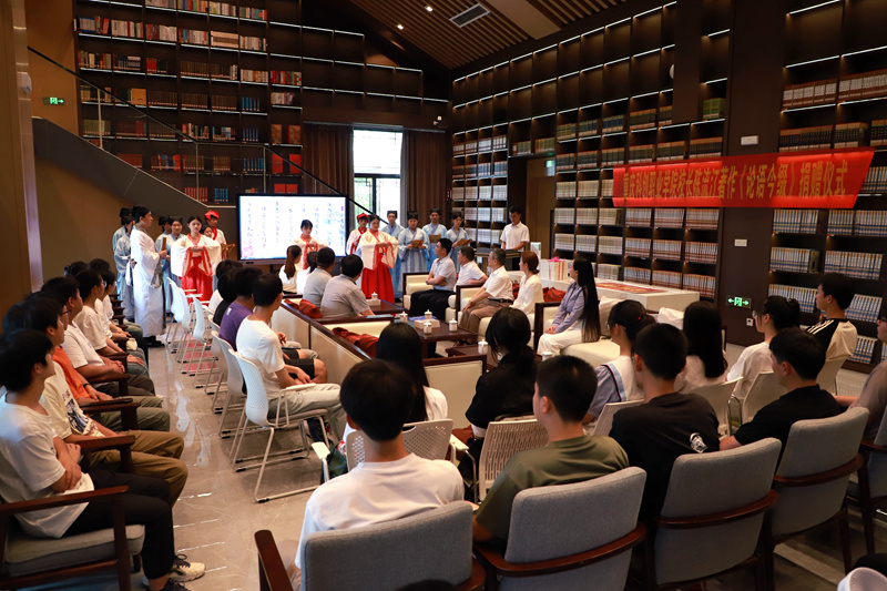 向区图书馆赠送书籍_副本.jpg 向区图书馆赠送书籍_副本.jpg