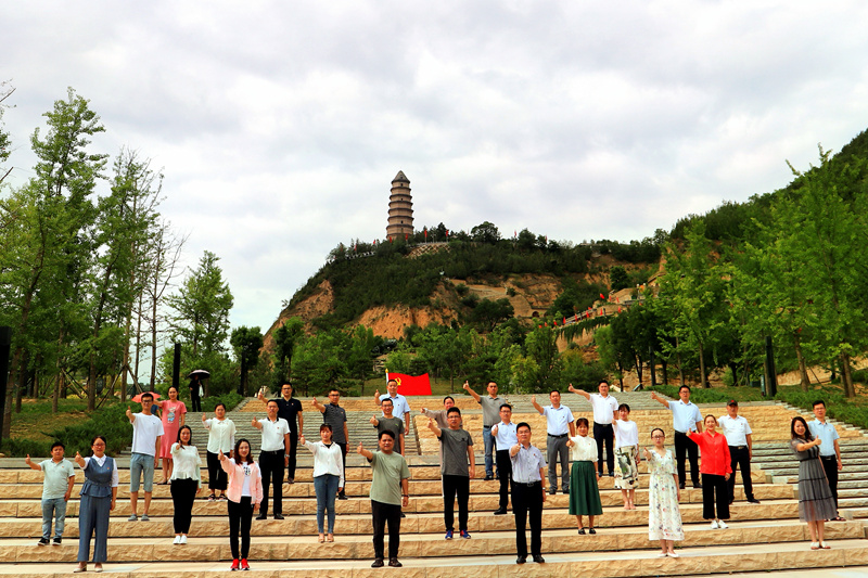 我校组织29名党务干部赴延安开展为期一周的“重温红色历史 传承红色基因”专题培训。_副本.jpg 我校组织29名党务干部赴延安开展为期一周的“重温红色历史 传承红色基因”专题培训。_副本.jpg