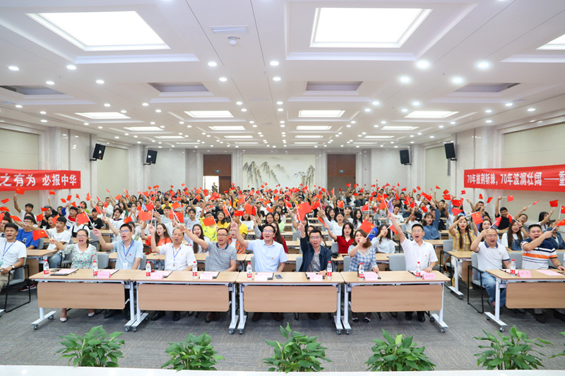 学校师生集中观看庆祝中华人民共和国成立70周年大会和阅兵式。_副本.jpg 学校师生集中观看庆祝中华人民共和国成立70周年大会和阅兵式。_副本.jpg