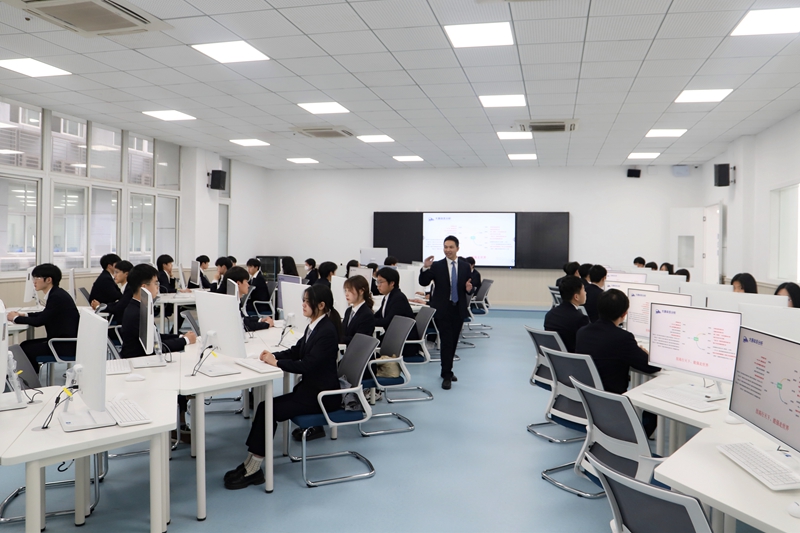 曹小平.jpg 曹小平.jpg